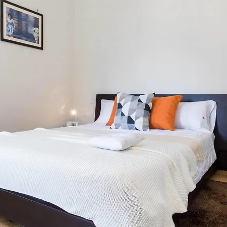 Stylish Joivy Flat With Garden Daire Pognana Lario