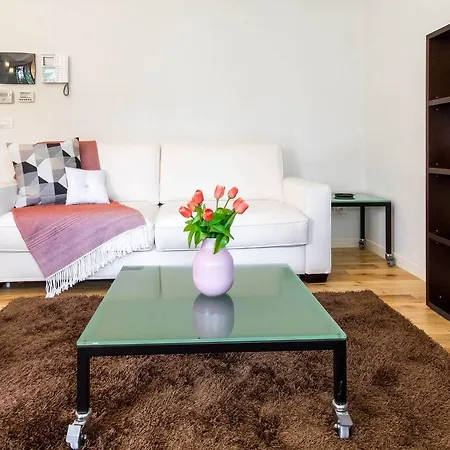 Stylish Joivy Flat With Garden Daire